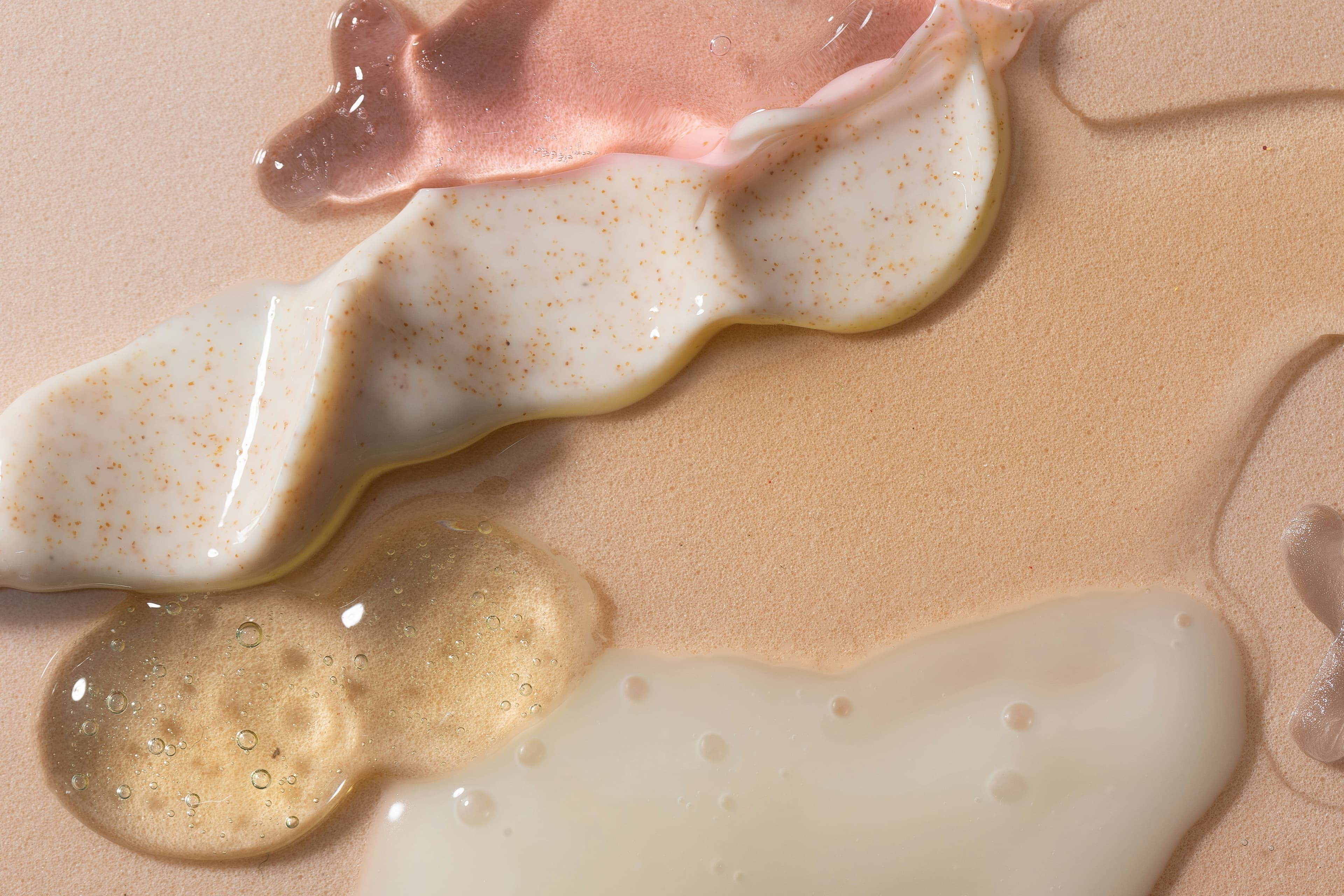 Texturas de skincare em close, escorrendo lado a lado